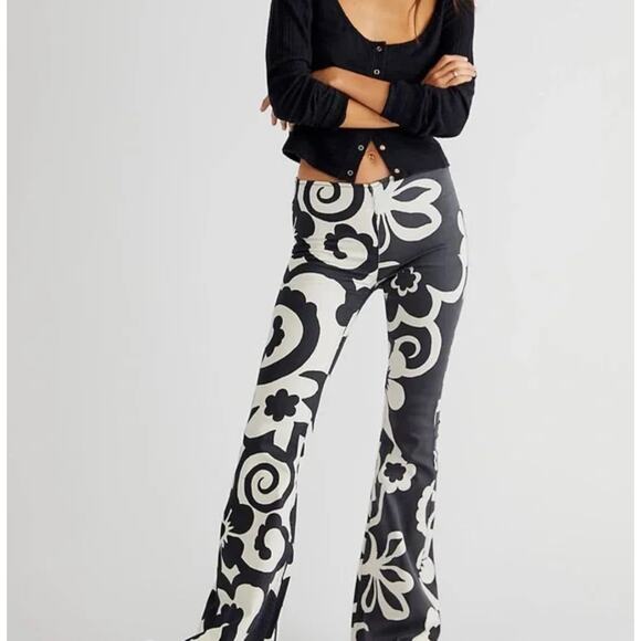 Free People Swirl Penny Pull-On Flare Pants 29 Short — 70s Retro Mod RARE - Picture 1 of 8